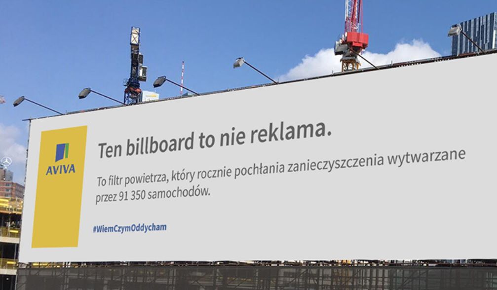 "To nie jest zwykła reklama". W Warszawie stanął billboard, który czyści powietrze