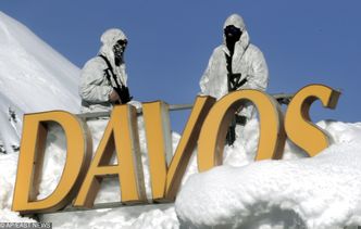 W Davos jak na wojnie: snajperzy na dachach, wozy opancerzone na drogach