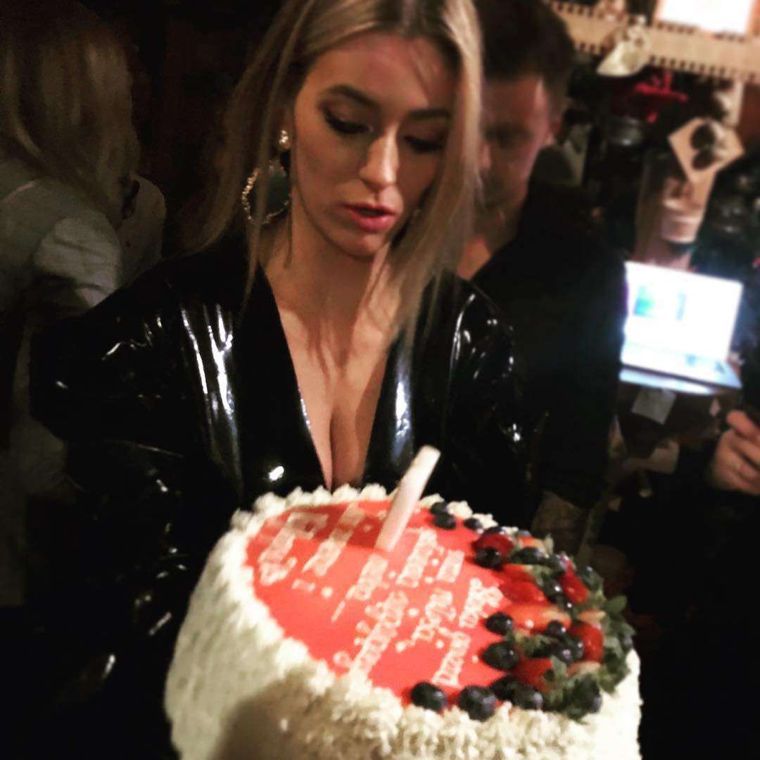 Marcelina Zawadzka z tortem