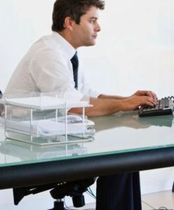 Zamiast pomagać bezrobotnym, wysyłają listy