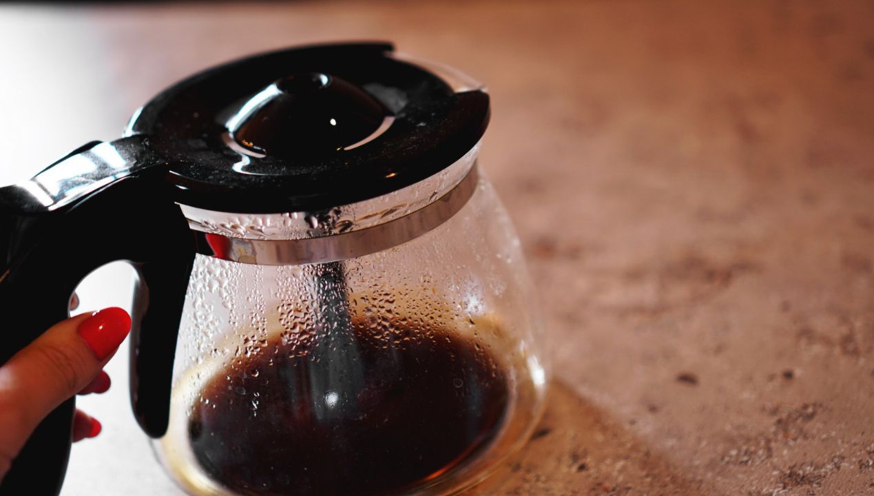 Tak łatwo wyczyścisz dzbanek od ekspresu do kawy w kilka sekund!
