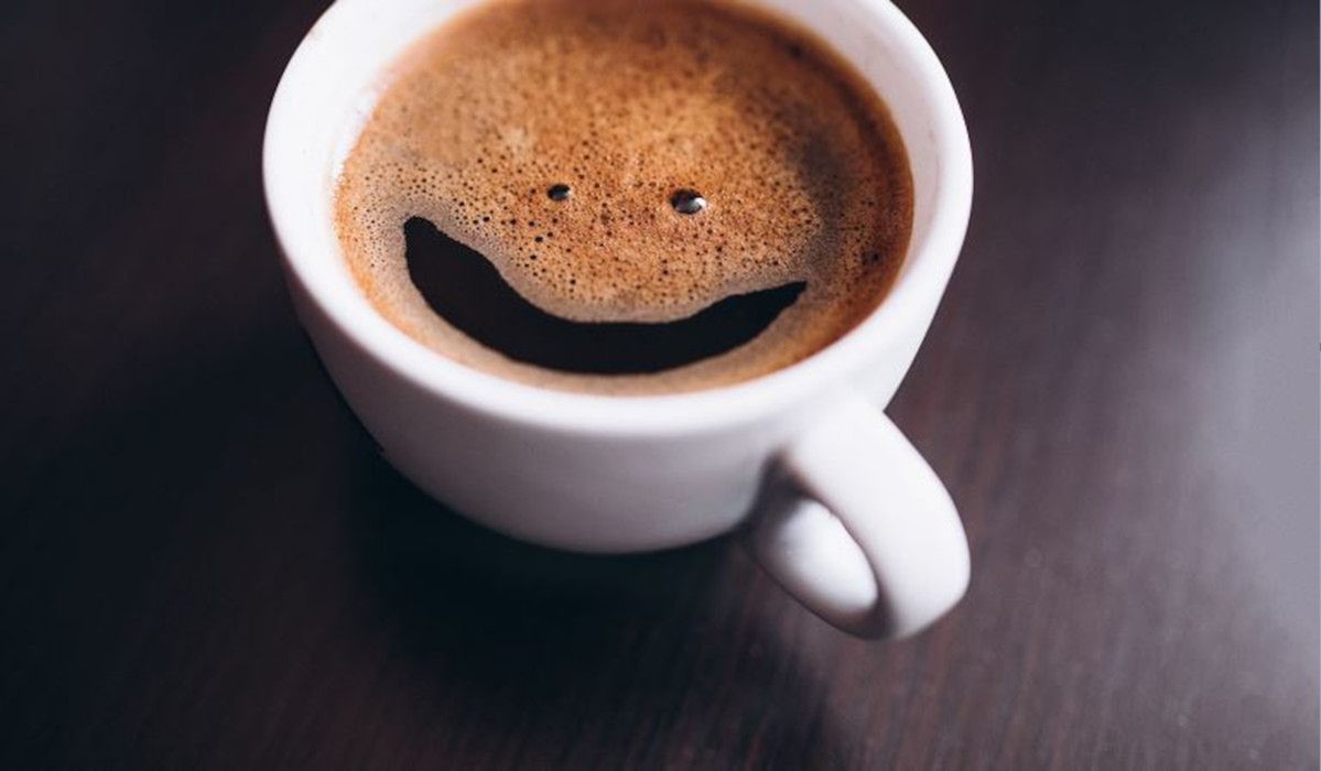 Kiedy najlepiej pić kawę? Ta odpowiedź może Cię zaskoczyć, a naukowcy są pewni