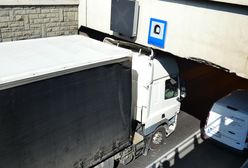 Ciężarówka zablokowała wjazd do tunelu w Alejach Jerozolimskich