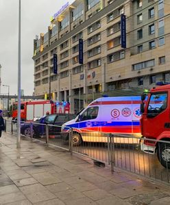Warszawa. Wypadek na placu Zawiszy. Kolizja obok przystanku autobusowego