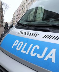 Został potrącony przez cofający się po chodniku samochód. Dostał grzywnę