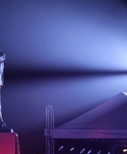 Pomnik prezydenta Kaczyńskiego stanął w Warszawie. Monument wywołuje skrajne emocje