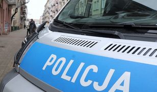 Został potrącony przez cofający się po chodniku samochód. Dostał grzywnę