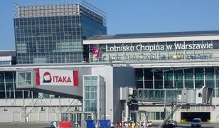 Nieczynne sklepy na lotnisku Chopina w Warszawie. Podróżni są zdziwieni