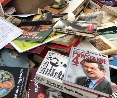 "Powstanie na śmietniku". Wyrzucono księgozbiór powstańca warszawskiego