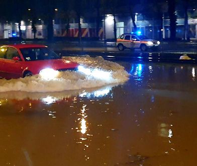 Zalana Grójecka. Duże utrudnienia i brak wody w mieszkaniach