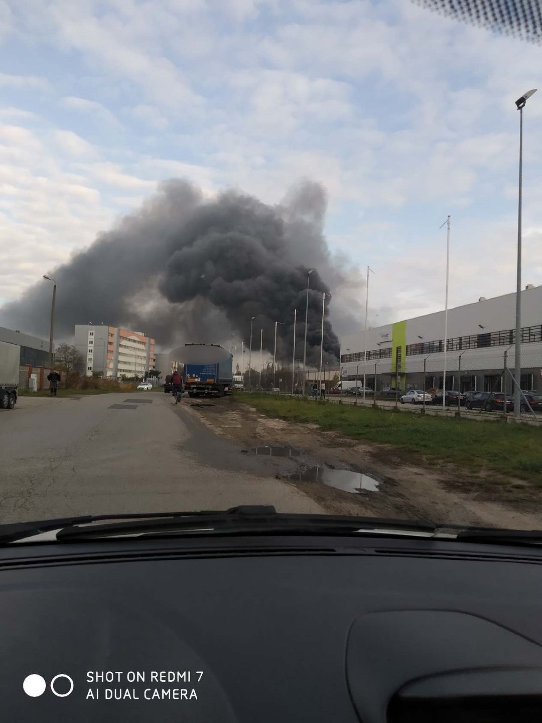 Warszawa. Pożar hali magazynowej przy ul. Krakowiaków 