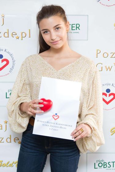 Julia Wieniawa w dziewczęcej stylizacji na PoznajGwiazde.pl