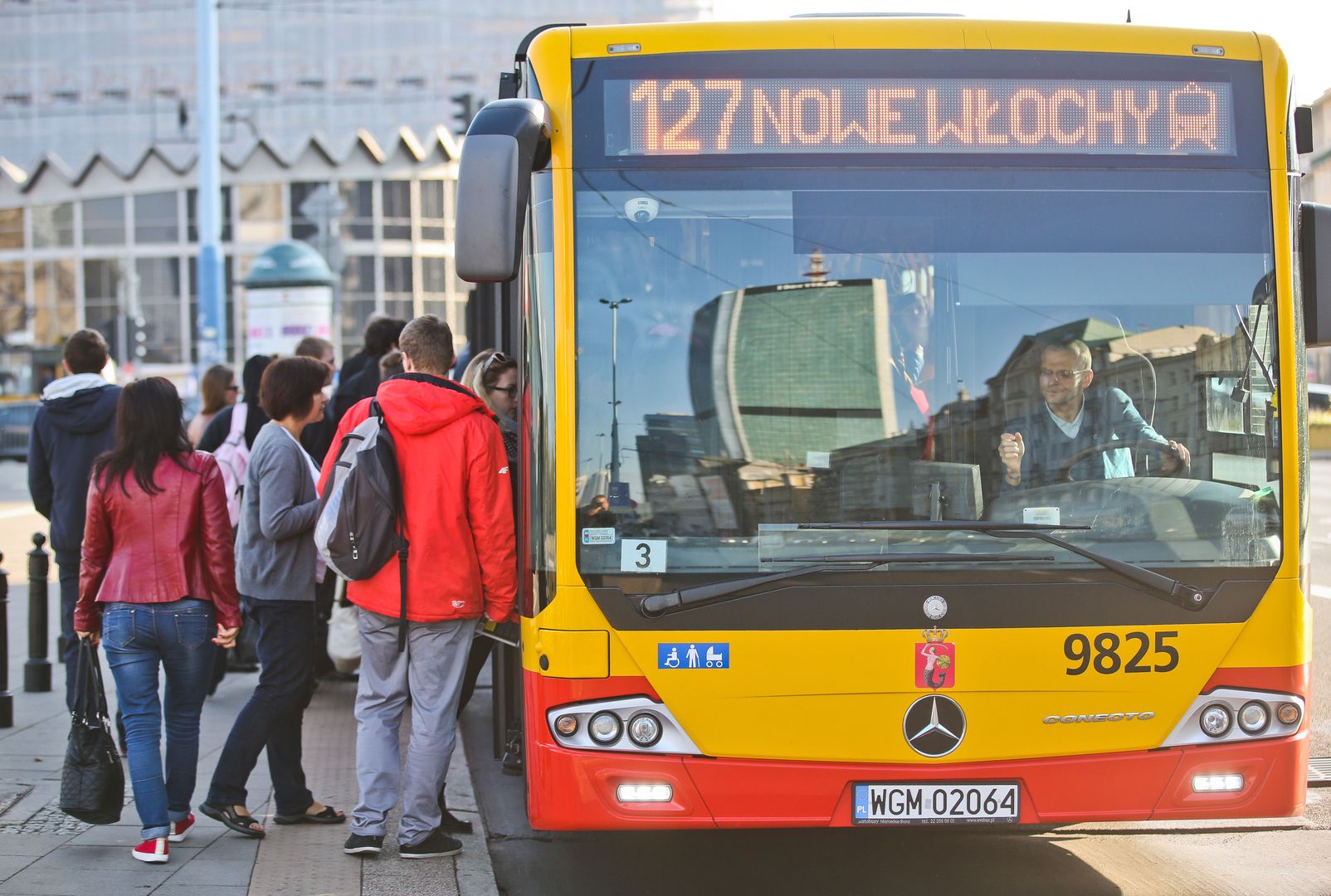 Wiosna dla korzystających z komunikacji miejskiej oznacza początek olfaktorycznego koszmaru.