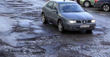 Wjechałeś w dziurę? Nie daj się spławić! Odzyskaj pieniądze