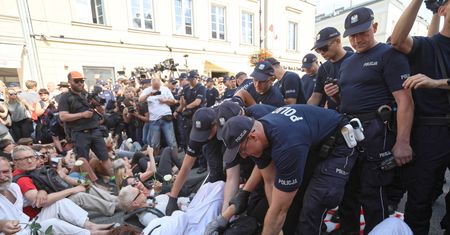 Marsz ONR w Warszawie. Próby blokady i interwencje policji