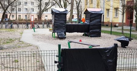 Koronawirus w Warszawie. Zafoliowane place zabaw. "W trosce o zdrowie nas wszystkich"