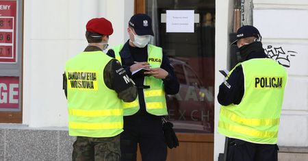 Koronawirus. Policjanci ostrzegają: czas pouczania minął