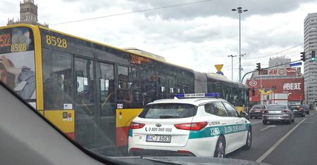 Paraliż Warszawy - wypadki i korki, większość ulic w centrum zamknięta