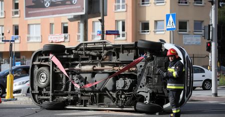 Warszawa. Poważny wypadek karetki na Mokotowie. Przewróciła się na bok