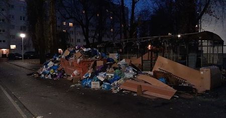 Praga-Południe. Góra śmieci po pożarze kontenera w Warszawie. "Są już szczury"