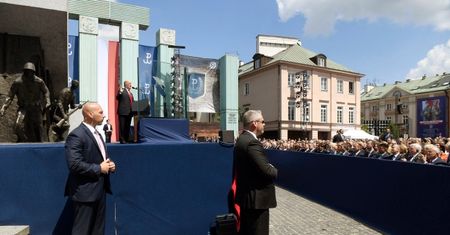 Nieoczekiwana zmiana miejsc. Internauci komentują, kto obok kogo usiadł w loży VIP-ów
