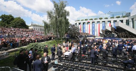 Gorąco na pl. Krasińskich. Okrzyki "złodzieje" i "precz z komuną" na widok parlamentarzystów opozycji