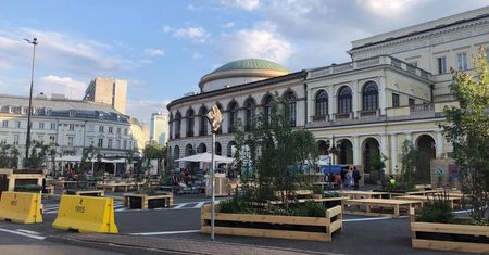 Plac Bankowy. "Strefa relaksu" przed ratuszem. "Warszawiacy śmieją się z betonowej plaży"