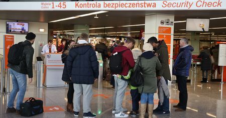 Problem z wyjazdem z kraju. Przez nieważne dokumenty 249 Polaków nie poleciało na urlop