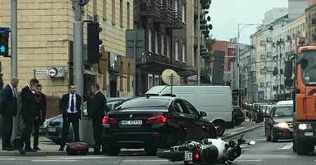 Warszawa. Motocyklista przewrócił się na skrzyżowaniu, "przestraszył się" kolumny SOP