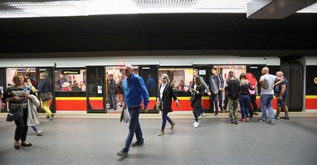 Metro w Warszawie. Usterka i problemy na trzech stacjach pierwszej linii metra