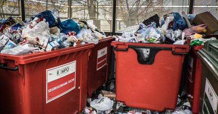 Warszawiacy zapłacą więcej za wywóz śmieci. Ważą się losy cen biletów komunikacji miejskiej