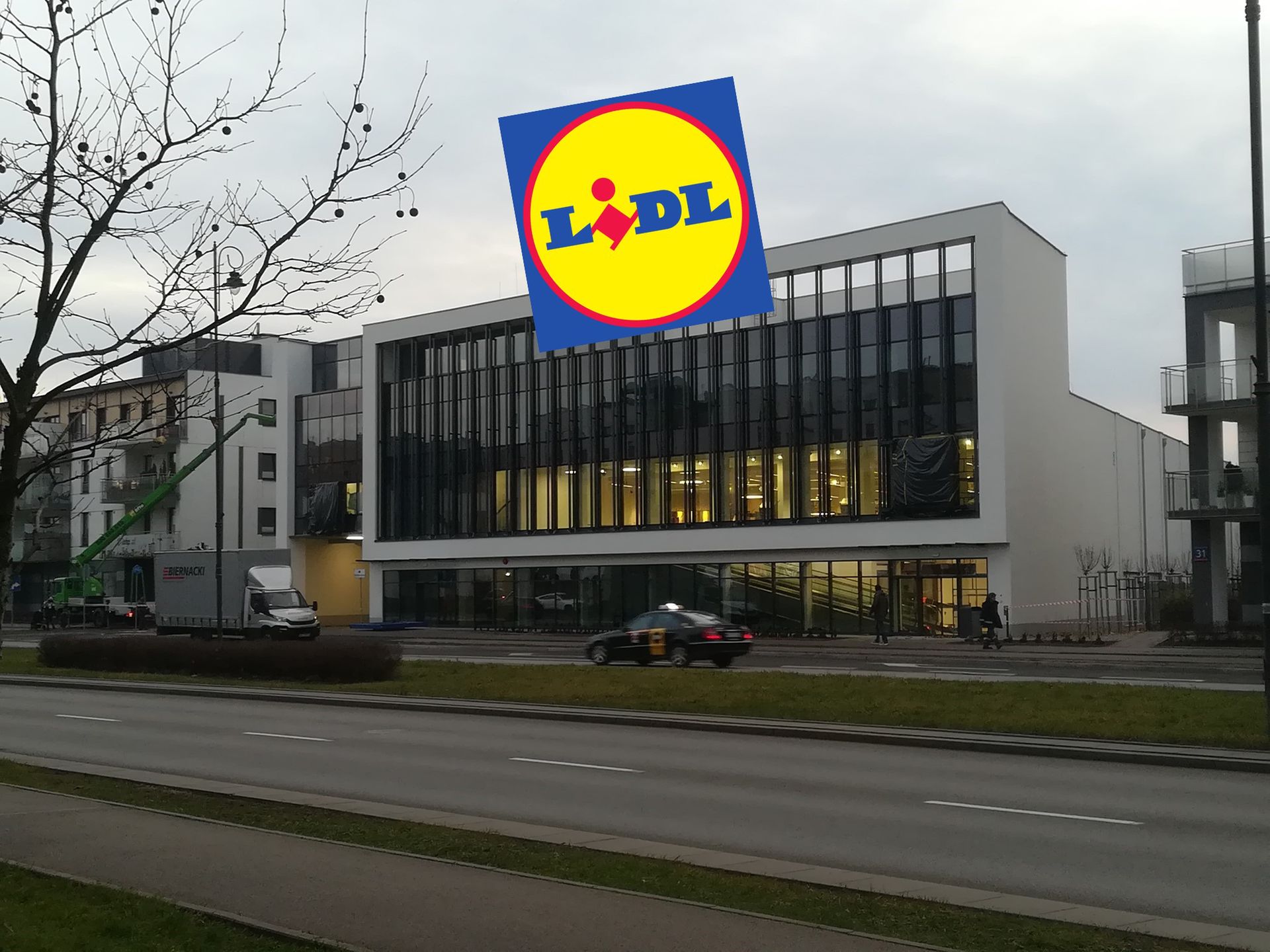 Przy Al. Rzeczypospolitej w Warszawie powstał nietypowy jak na sieć dyskontów budynek, w którym będzie znajdował się Lidl.