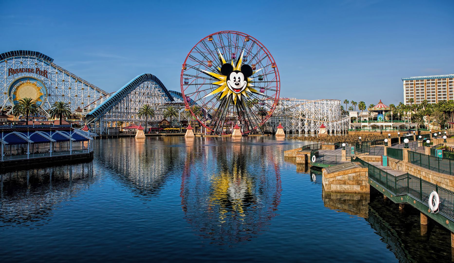 Disneyland, Anaheim, Kalifornia, USA - 18 mln odwiedzających