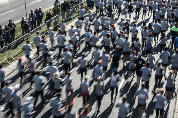 Ostra niewydolność krążeniowo-oddechowa przyczyną śmierci biegacza "Biegnij Warszawo"