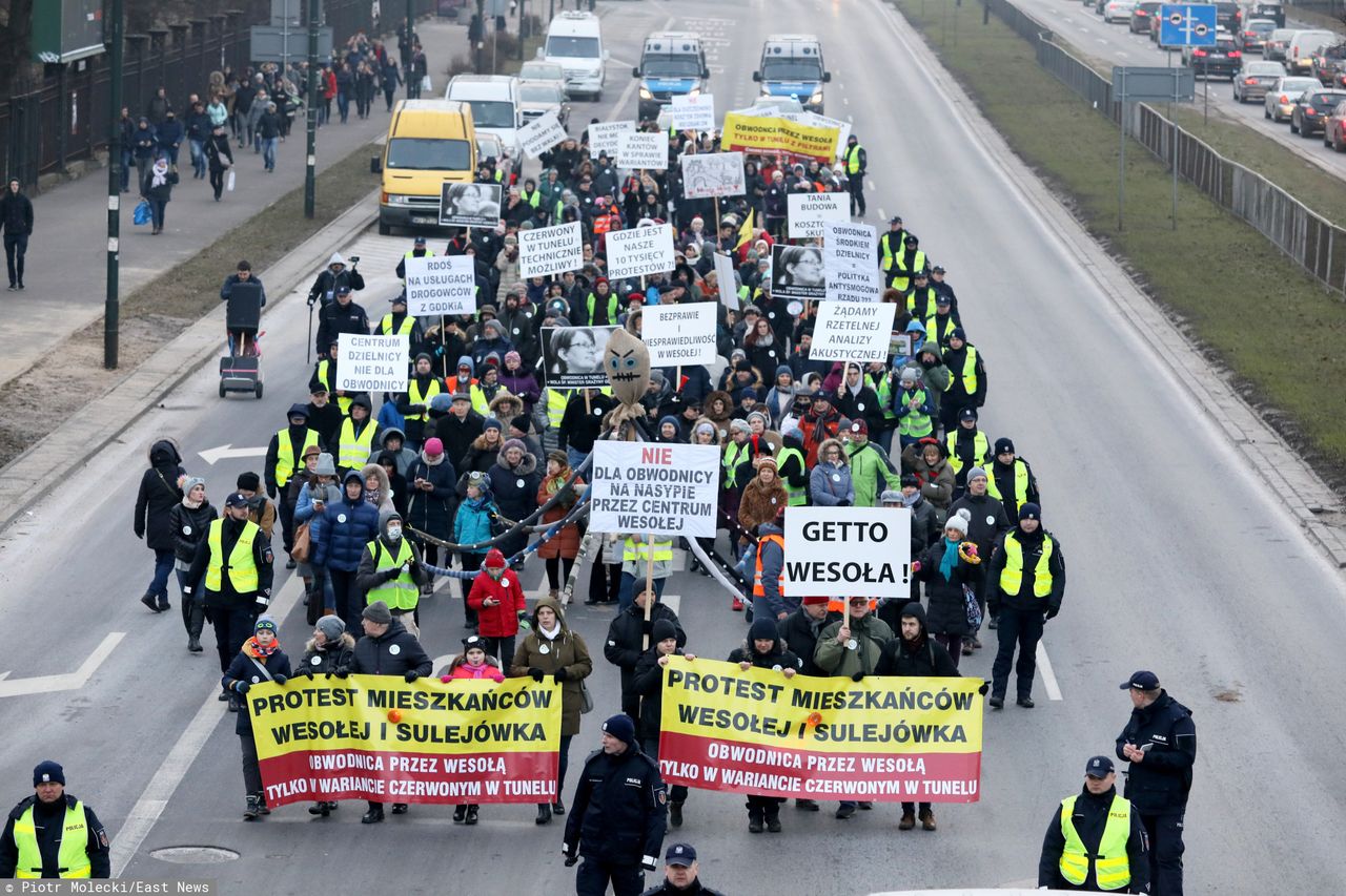 Wschodnia obwodnica Warszawy ma przebiegać przez cmentarz. Służby apelują do proboszcza