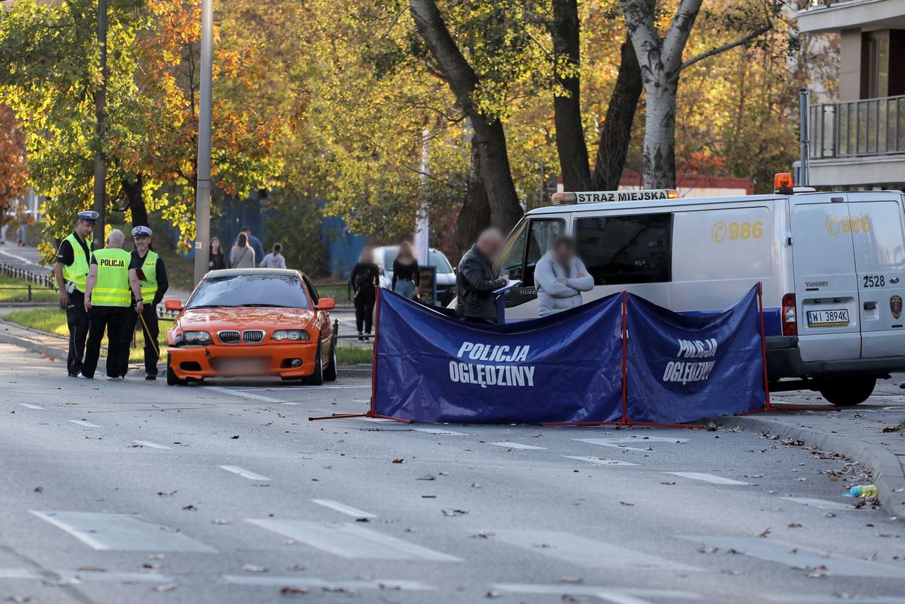 Tragiczny wypadek w Warszawie. Kierowca bmw niewiele pamięta. "Oślepiło go słońce"