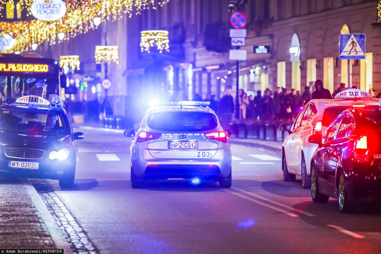 Niecodzienna akcja policji w Warszawie. Eskortowali na sygnale rodzącą kobietę