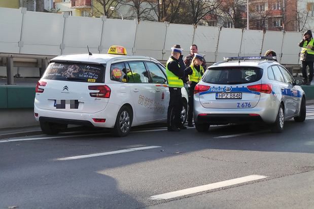 Policja szuka kierowcy taksówki. Jechał z pasażerami