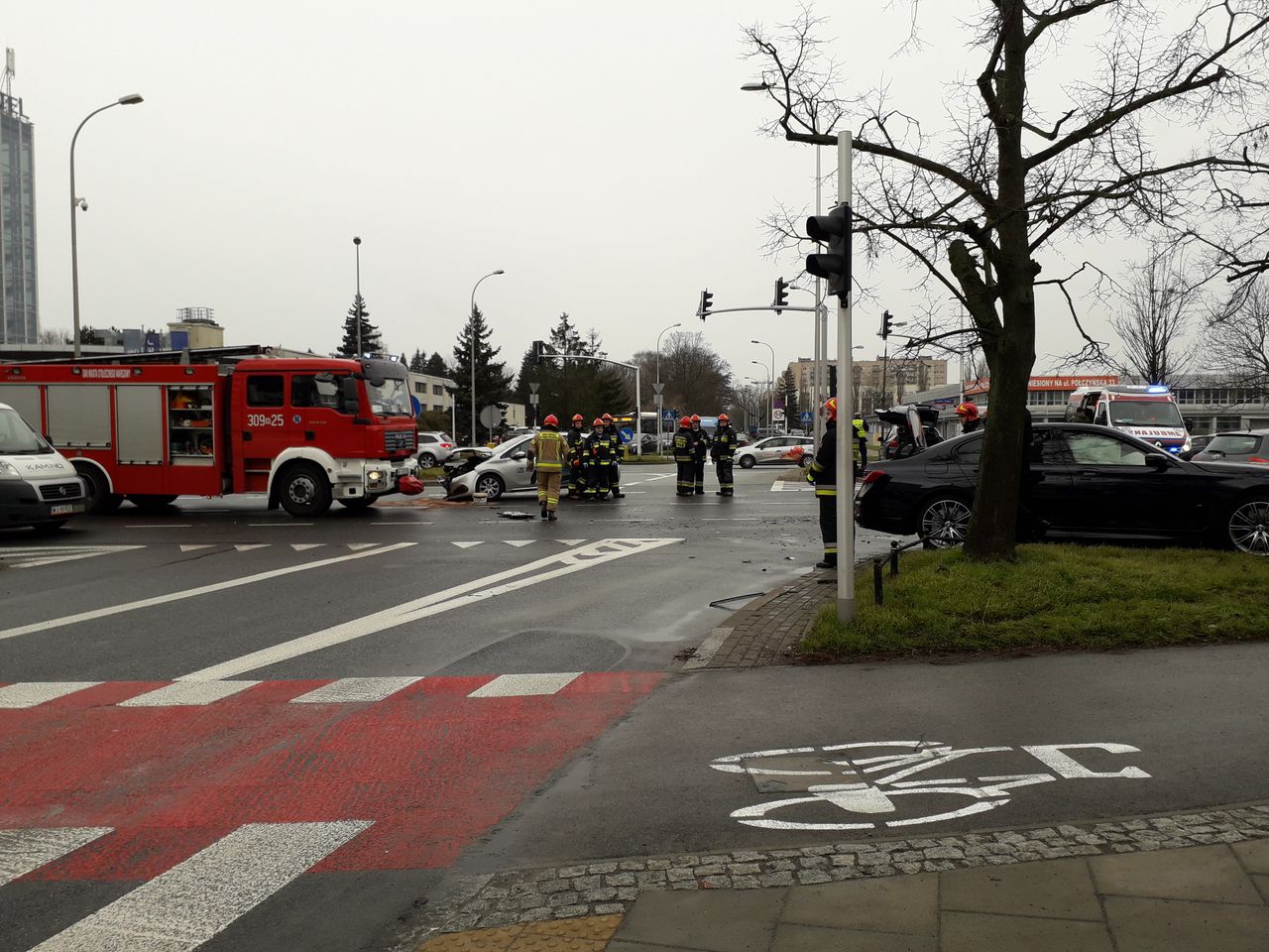 Kolizja na Żwirki i Wigury w Warszawie. Utrudnienia dla podróżujących w stronę centrum