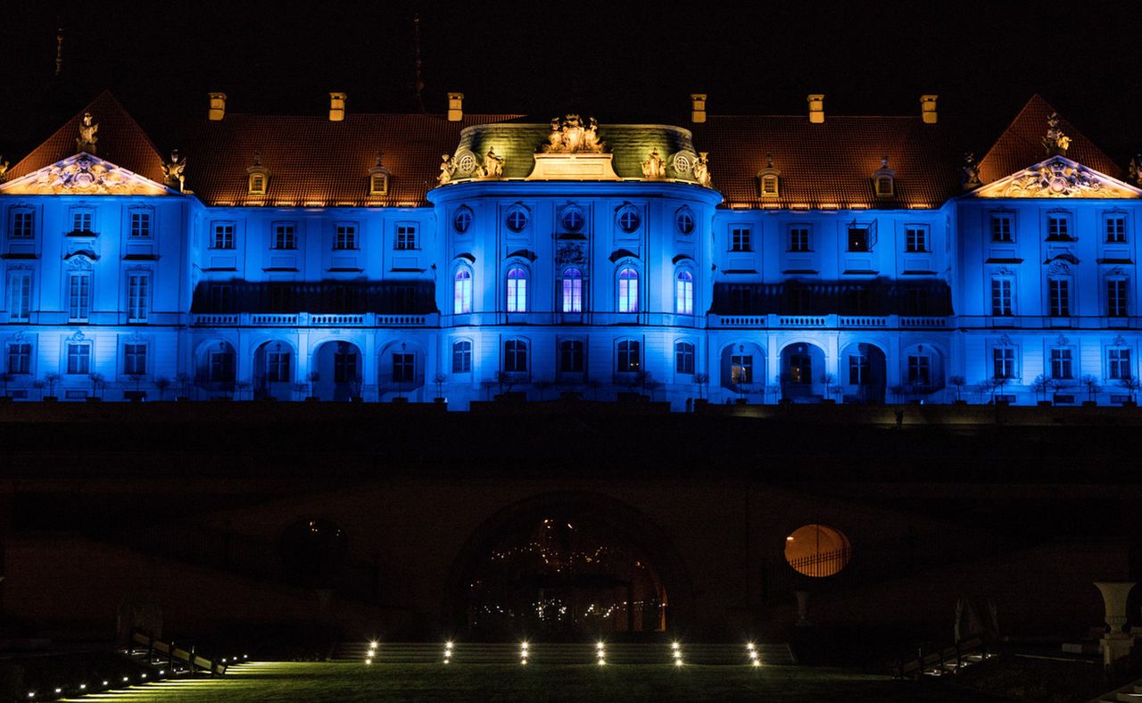Koronawirus w Warszawie. Zamek Królewski na niebiesko. Na znak solidarności z lekarzami