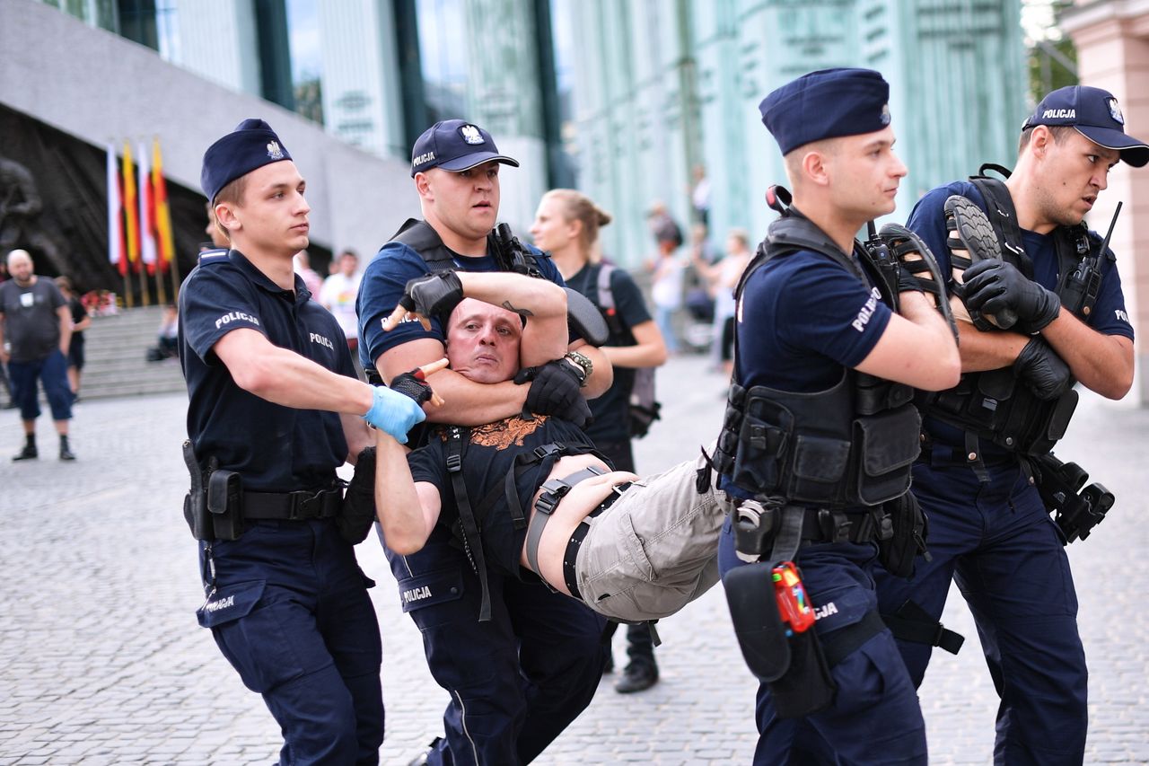 Powstanie Warszawskie. Interwencja policji podczas próby blokady marszu