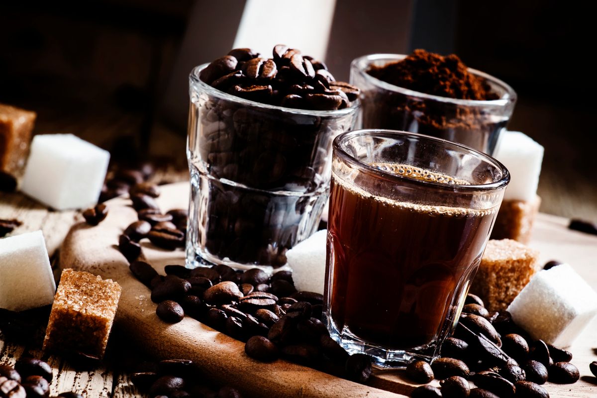 "Ekspresso" i "czarna kawa" - te błędy popełniają Polacy w kawiarni