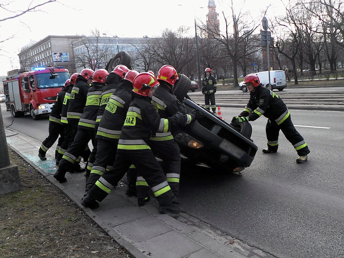 Dachowanie na S8 w Warszawie, interweniowali strażacy