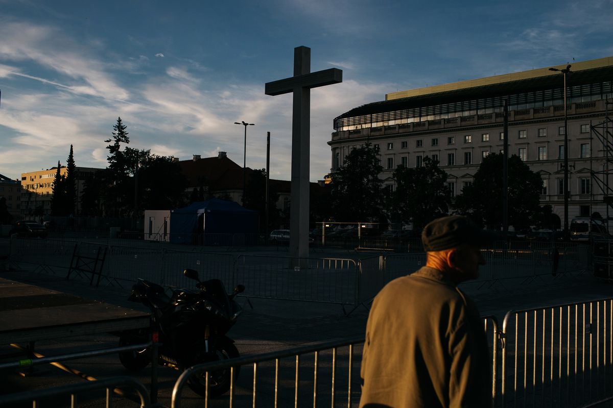 "Nie przychodźcie na Plac Zwycięstwa, bo zadepczą was jak w Meksyku" - ostrzegały służby. Niektórzy mogli oglądać tę msze z okien