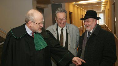 Krzysztof Kozłowski (C), mec. Jan Widacki (L) i były senator Stefan Jurczak (P) w sądzie