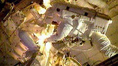 Naprawa Discovery - zdjęcie udostępnione przez NASA TV