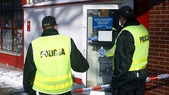 Policjanci zabezpieczają ślady po napadzie na oddział banku PKO BP