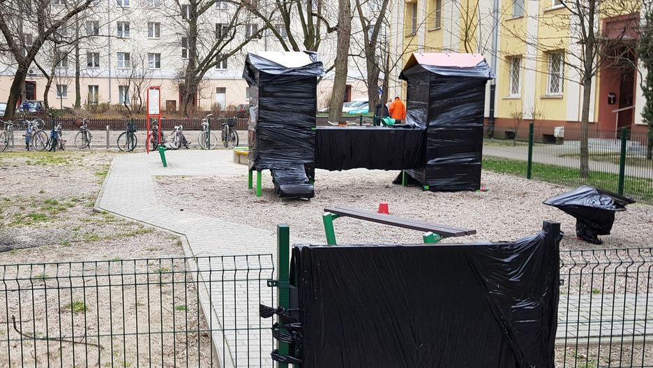 Warszawa. Jeden z zabezpieczonych placów zabaw na Żoliborzu.