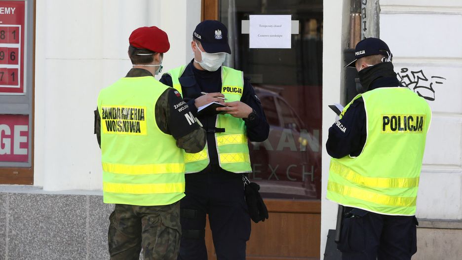 Koronawirus w Polsce. Mieszany patrol żandarmerii i policji na ul. Nowy Świat.
