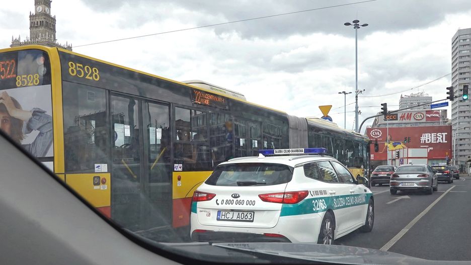Warszawa, poniedziałkowe utrudnienia na drogach